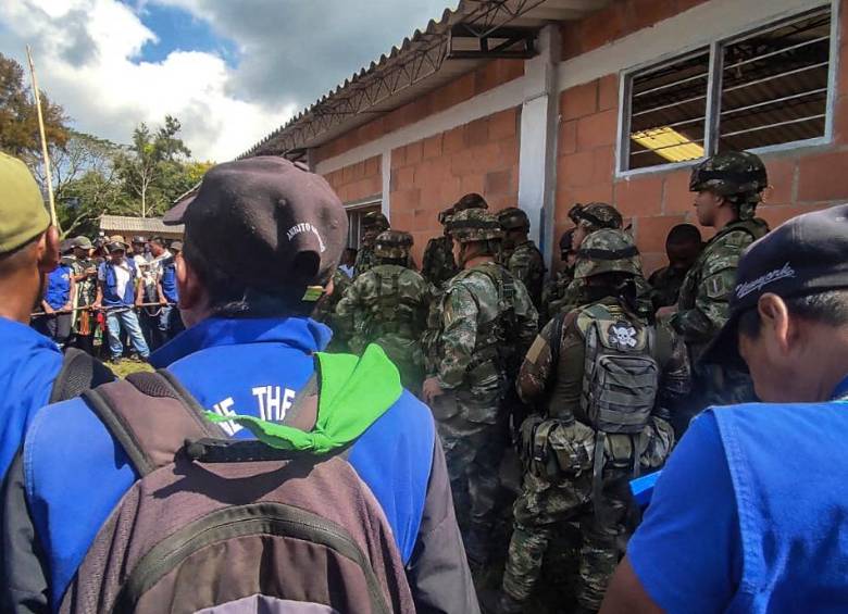 Liberaron a 17 militares que fueron secuestrados por indígenas en el Cauca