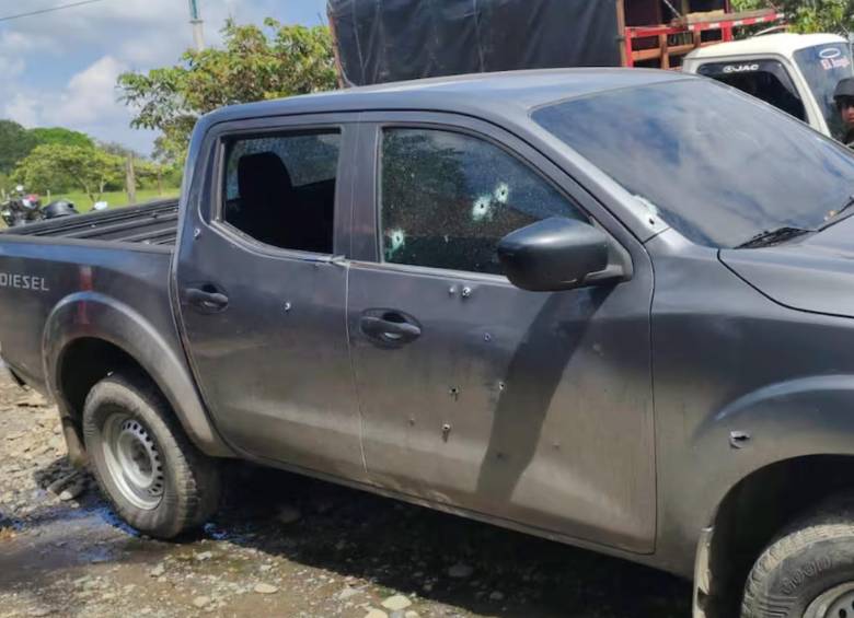 Así quedó la camioneta en la que se movilizaban los uniformados atacados. FOTO: Ejército Nacional