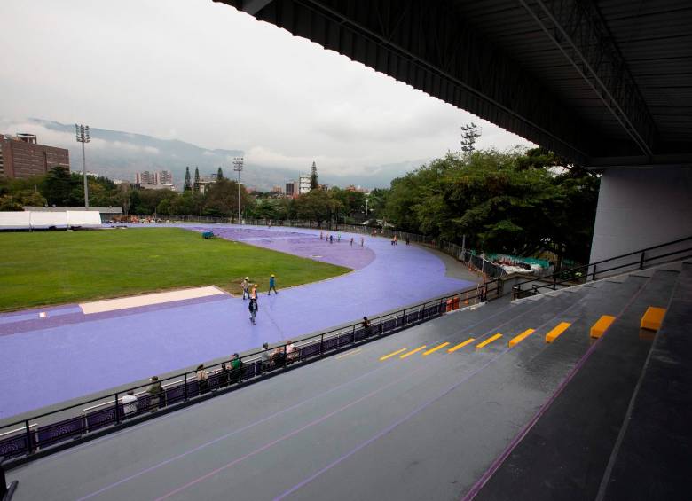 Ya se hacen los últimos ajustes para que el estadio Alfonso Galvis Duque abra sus puertas. Este martes 23 de junio será entregado con su pista marcada. FOTO JULIO CÉSAR HERRERA