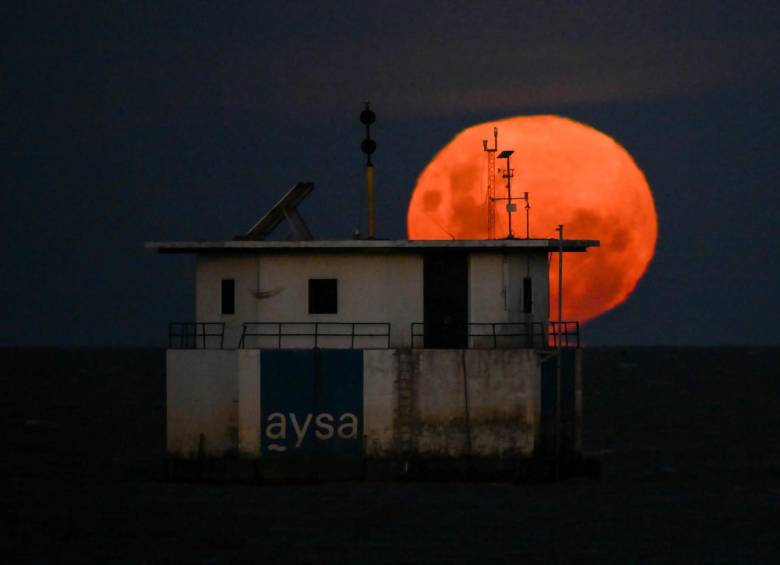 La primera Luna llena de enero sobre el Río de la Plata en Buenos Aires. FOTO: Getty