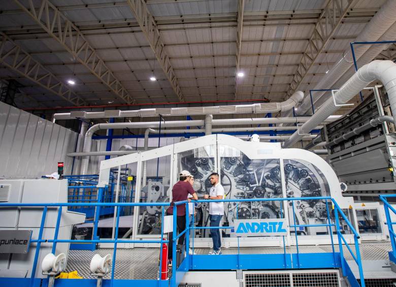 La máquina Andritz es la mejor del mundo para hacer tela no tejida tipo Spunlace, es de fabricación francesa. FOTO Esneyder Gutiérrez