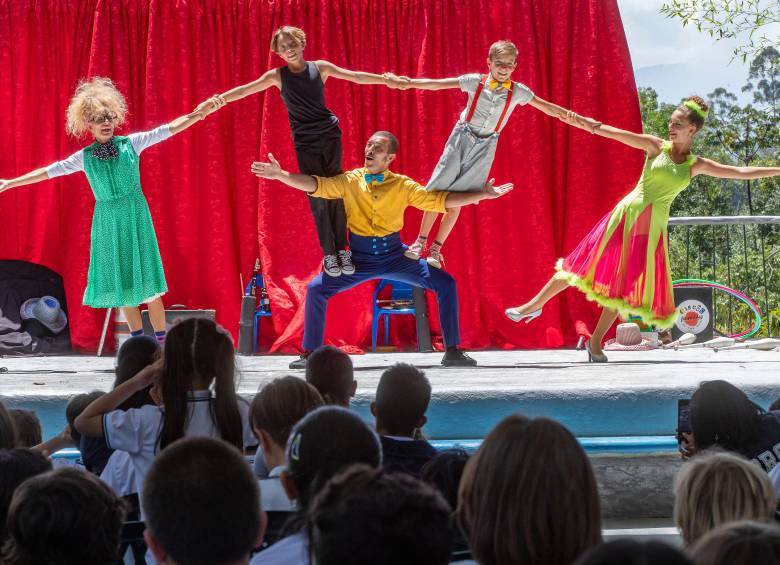 Otho y Teo son mellizos. Thelma es la mayor de los hijos de la pareja compuesta por Iñaki Sevila y Enrica Sevilla. Esta familia lleva siete años en la carretera, con su show familiar. FOTO Esneyder Gutiérrez