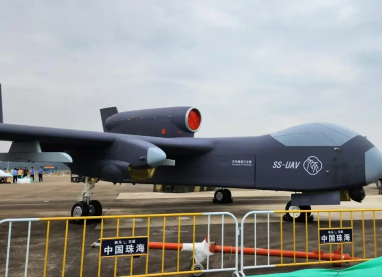 Este Jiu Tian es un portadrones aéreo de gran envergadura (25 metros) y capacidad de carga (16 toneladas), diseñado para lanzar enjambres de drones explosivos. FOTO: REDES SOCIALES @xinfolive