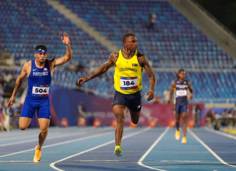 Ronal Longa celebró en Santo Domingo el primer título de Colombia en los 100 metros planos de la historia de los Juegos Centroamericanos y del Caribe. FOTO CORTESÍA: IDRD Bogotá