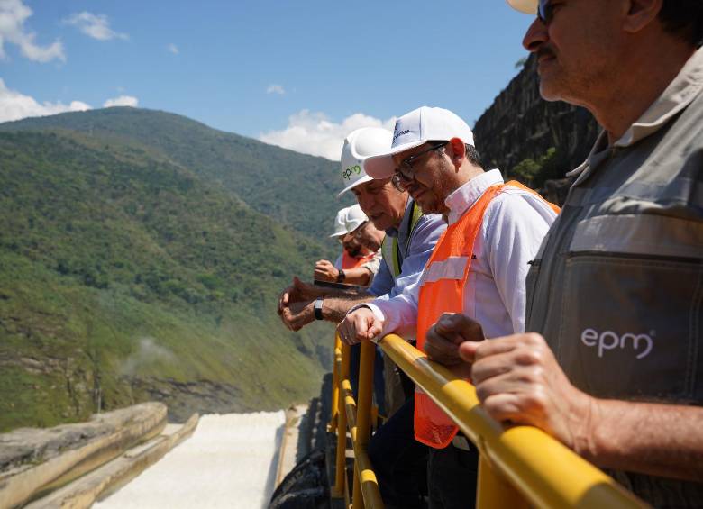 El superintendente Felipe Durán explicó que la entidad mantiene vigilancia estuvo en la zona acompañado de John Maya Salazar, gerente general de EPM, y otros funcionarios. FOTO: Cortesía Superintendencia de Servicios
