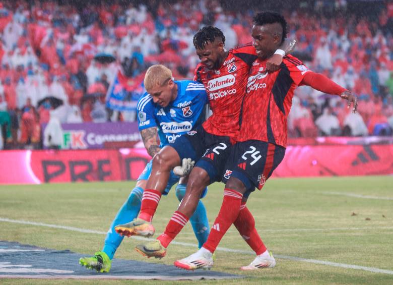 Leyser Chaverra (centro) es ayudado por sus compañeros para salir de la cancha. Sucedió en el clásico ante Nacional. FOTO MANUEL SALDARRIAGA