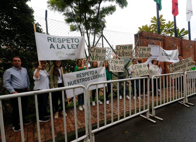 Varios empleados manifestaron su apoyo a la administración de Nutresa afuera de las instalaciones del Country Club: FOTO: Esneider Gutiérrez