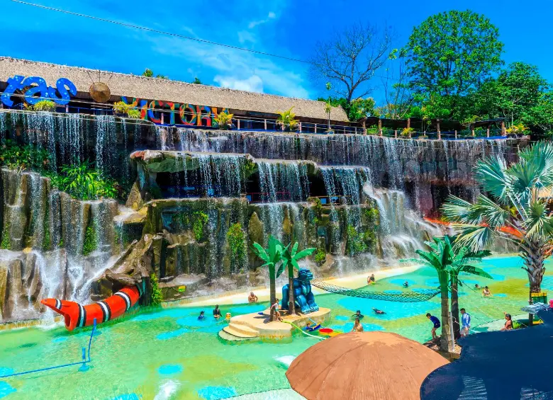 El parque cuenta con las cataratas artificiales más grandes del mundo. 