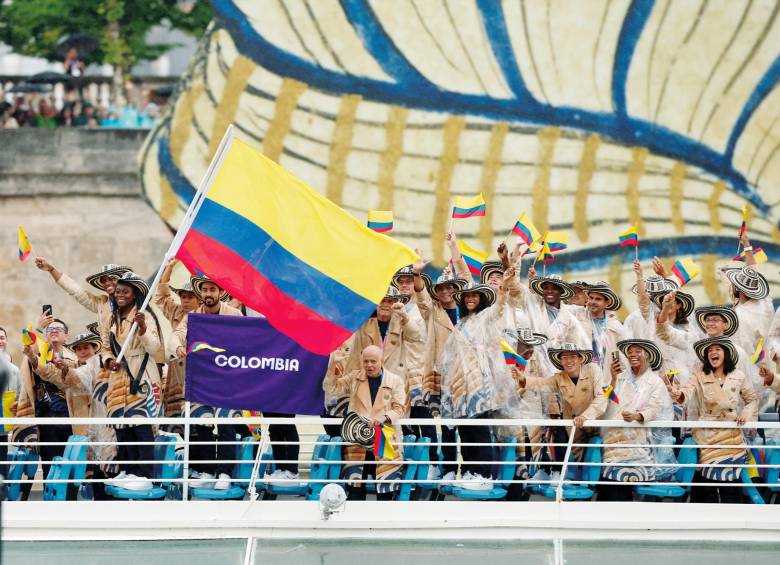 Atletas de la delegación de Colombia navegan en un barco por el río Sena durante la ceremonia inaugural de los Juegos Olímpicos París 2024 en París el 26 de julio de 2024. (Foto de Luis TATO / AFP)