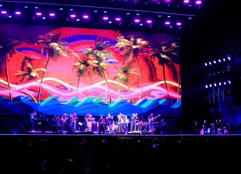 Así de tropical lucían las visuales de Juan Luis Guerra, en vivo, en el Atanasio Girardot. FOTO Esneyder Gutiérrez