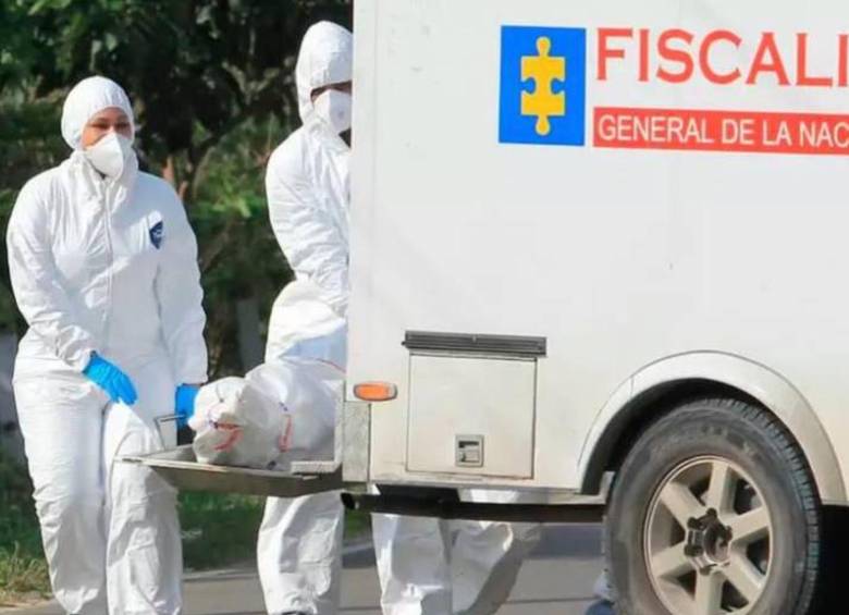 Tras lo sucedido, las autoridades llegaron al lugar de los hechos para comenzar las respectivas investigaciones sobre la muerte de dos personas que ya tenían impactos de bala antes de chocar contra un taxi. FOTO: COLPRENSA