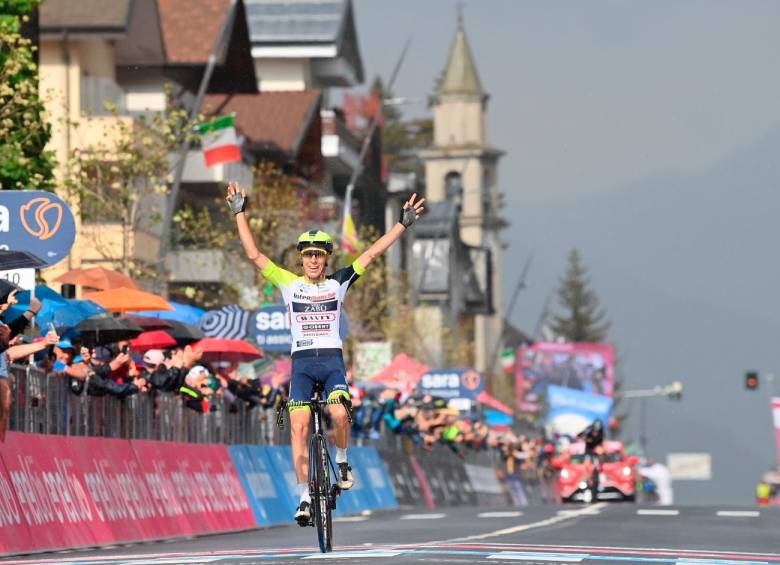 El pedalista checo logró mantener la ventaja en los últimos metros y se quedó con la victoria. FOTO: TOMADA DE TWITTER @giroditalia