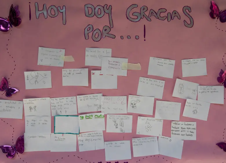 Algunos de los mensajes de los niños dejados en las carteleras del colegio. Foto: Julio César Herrera Echeverri.