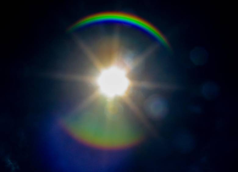 Los halos solares se forman cuando en días soleados la luz de nuestra estrella atraviesa un tipo de nubes conocidas como cirrostratos, que se encuentran sobre los 6 kilómetros de altura. Ellas tienen microcristales de hielo que actúan como pequeños prismas, descomponiendo la luz blanca en los colores del arcoíris. FOTO: Jaime Pérez