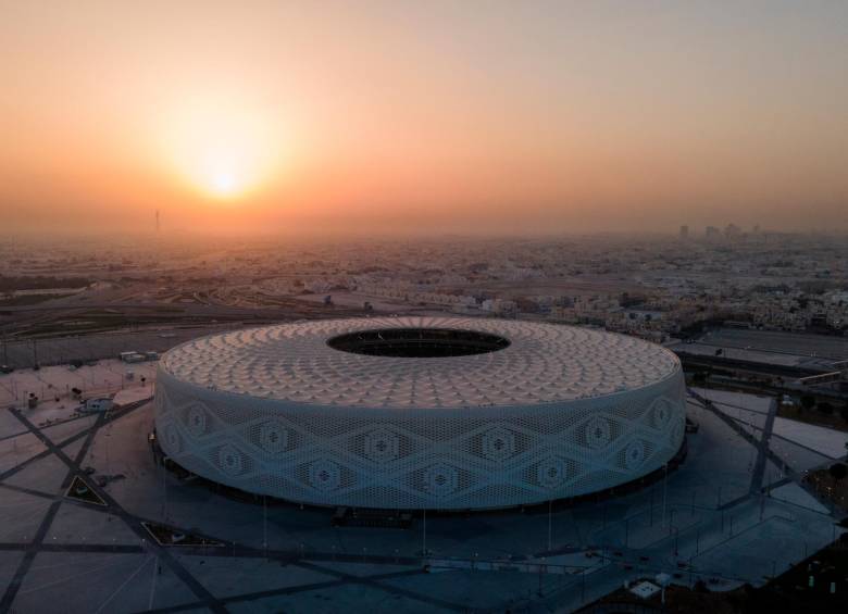 Una vista aérea del estadio Al Thumama. Diseñado por el arquitecto Ibrahim M. Jaidah, su forma recrea de manera audaz la gorra tradicional de hombres y niños en todo el Medio Oriente. Foto: Getty