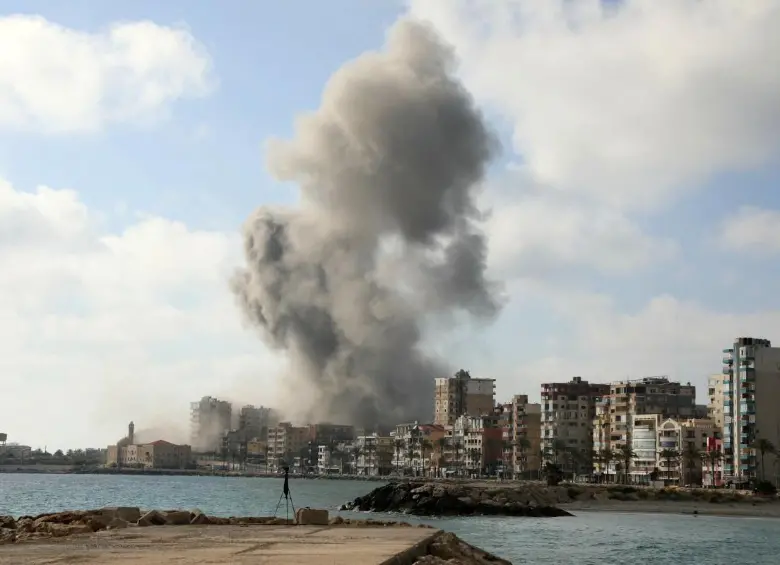 La escalada ocurre tras nuevos bombardeos israelíes en Beirut y llevó a la suspensión de clases en Israel y de vuelos en el aeropuerto internacional de Teherán. Foto: Kawnat HAJU / AFP