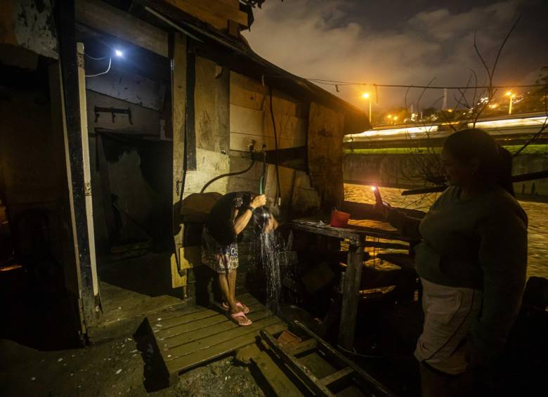 En la noche sin electricidad, los habitantes del barrio utilizaron velas y celulares para orientarse. FOTO: CARLOS VELÁSQUEZ