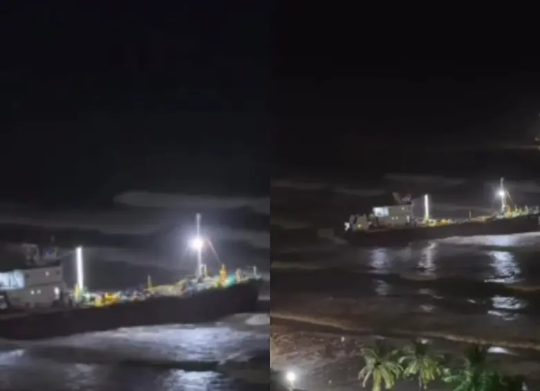 El buque de carga quedó varado en la playa Los Cocos, en Santa Marta, tras ser empujado por olas de hasta cuatro metros generadas por el mar de leva en el Caribe colombiano. FOTO: captura de video. 