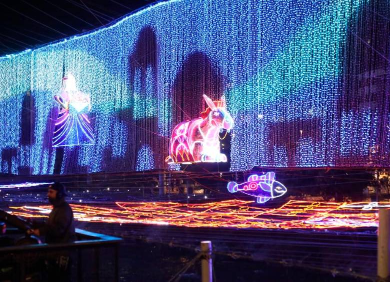 En Medellín, EPM también avanza en el montaje del alumbrado navideño 2025. FOTO cortesía EPM 