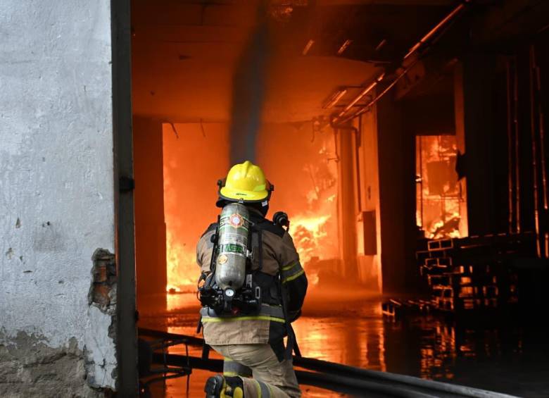 Uno de los más de cien socorristas que han participado en los trabajos de extinción de las llamas en Itagüí. FOTO: Cortesía Alcaldía de Itagüí