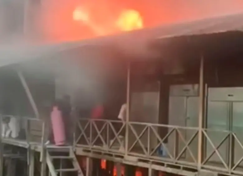 La conflagración habría iniciado en la cocina del hotel. FOTO: Captura de video