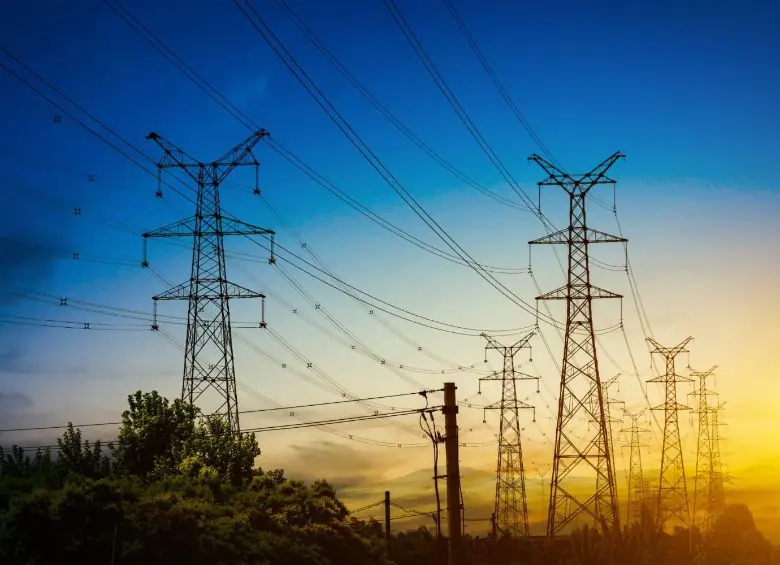 El sector público colombiano consume cerca del 5% de la energía nacional. Un estudio plantea que la tecnología y los programas de eficiencia podrían ayudar a reducir el gasto energético de las entidades estatales. FOTO: Vertebra, Freepik. 
