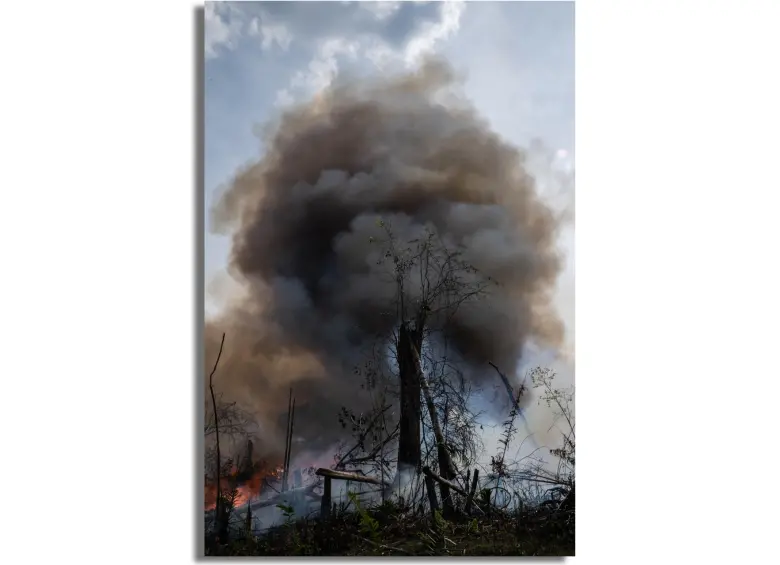 Selva de humo: En el poblado de Las Damas, el verdor de la selva se esfuma como el humo. Donde alguna vez se respiró vida, hoy solo quedan cenizas. San Vicente del Caguán, Caquetá, 2022. FOTO © Andrés Cardona