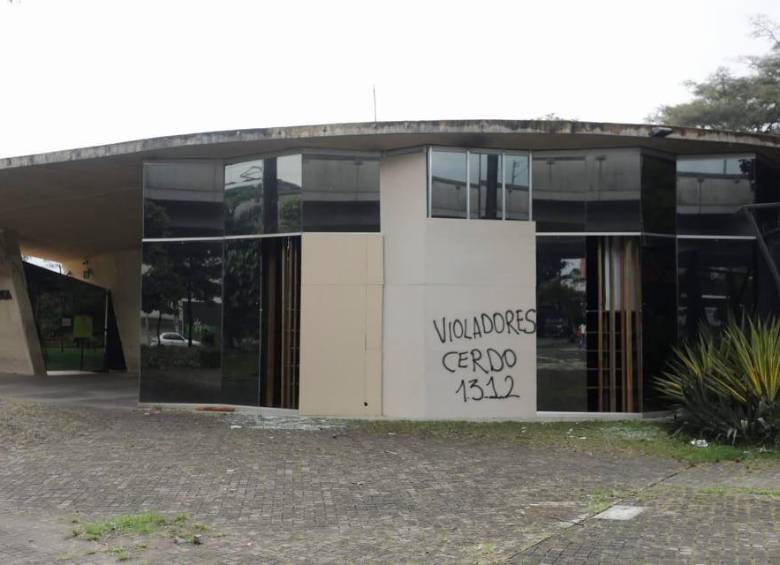 Los muros exteriores de los lugares atacados fueron rayados, como evidencia la imagen. FOTO CAMILO SUÁREZ