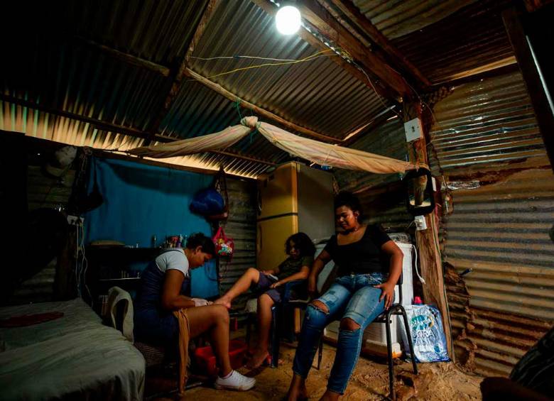 Nadie quiere irse. Que les cobren la electricidad a la que se conectan clandestinamente, incluso el predial, pero que no los muevan de ahí. Es el mejor lugar donde la mayoría de ellos ha vivido jamás. Foto: Camilo Suárez Echeverry