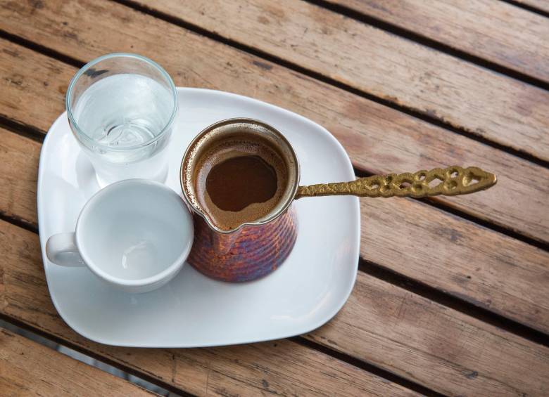 Un estudio analizó los datos de más de 130 mil participantes durante cuatro décadas y estableció que la cafeína podría ser la sustancia responsable de estos beneficios. Foto: EL COLOMBIANO