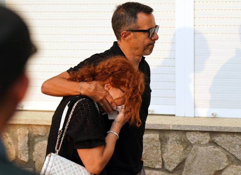 El representante de futbolistas portugués, Jorge Mendes, acompañando a la madre de Diogo Jota y André Silva, Isabel Silva, tras la trágica noticia. FOTO: AFP