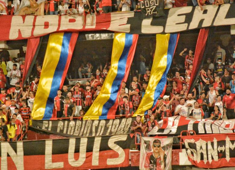 Los hinchas del cuadro rojinegro llegaron hasta el General Santander para alentar a los nuevos integrantes del equipo. FOTO CORTESÍA