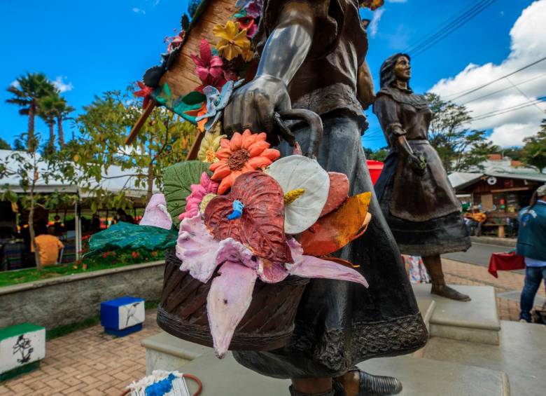 Así quedó la escultura de la Familia Silletera de Santa Elena luego de que le intentaran volver a robar todas sus flores, esta vez usando una sierra. FOTOS CAMILO SUÁREZ ECHEVERRY