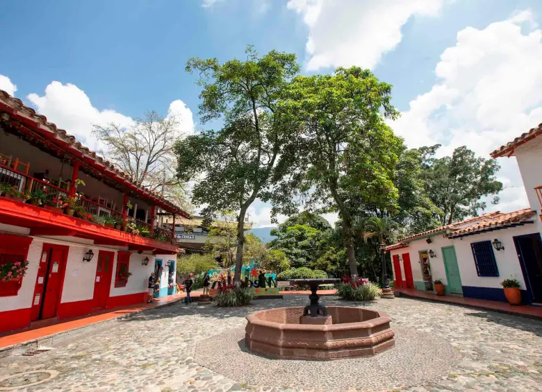 El Pueblito Paisa está ubicado en lo alto del cerro Nutibara, uno de los cerros tutelares de Medellín. FOTO Esneyder Gutiérrez