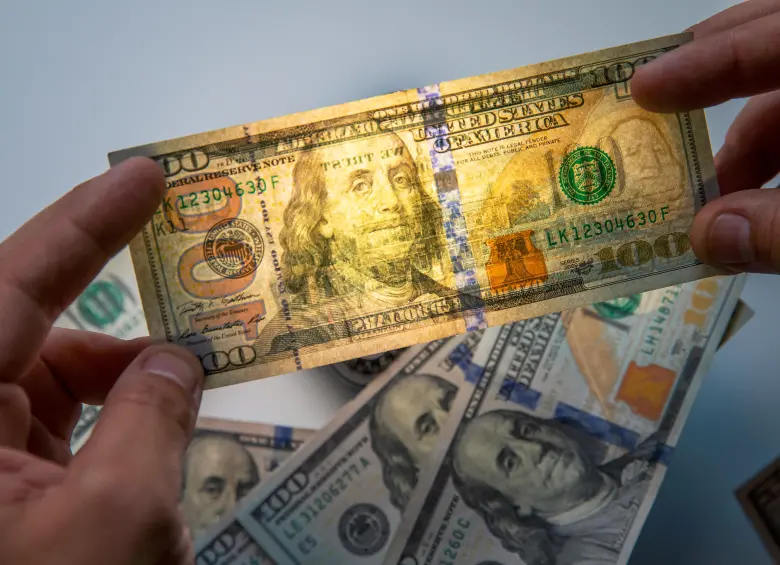 El dólar alcanzó a marcar en su precio mínimo de negociación los 3.590 pesos. FOTO EL COLOMBIANO. 