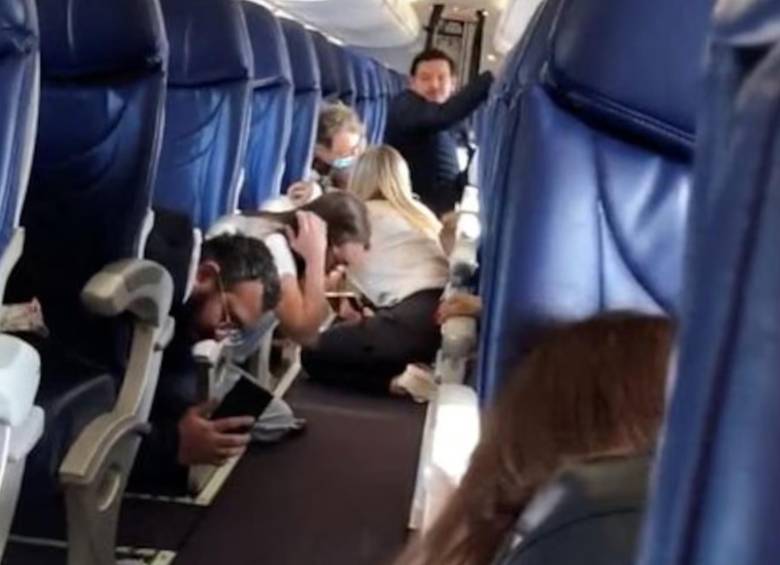 Los pasajeros del avión en medio del pánico y la tensión cuando el sujeto intentó abrir las puertas del avión. FOTO: Cortesía de redes sociales