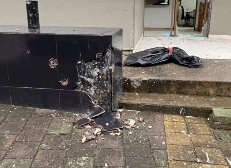 Así quedó la estación de Policía de Rio Negro en el municipio de Puerto Rico. Foto: redes sociales
