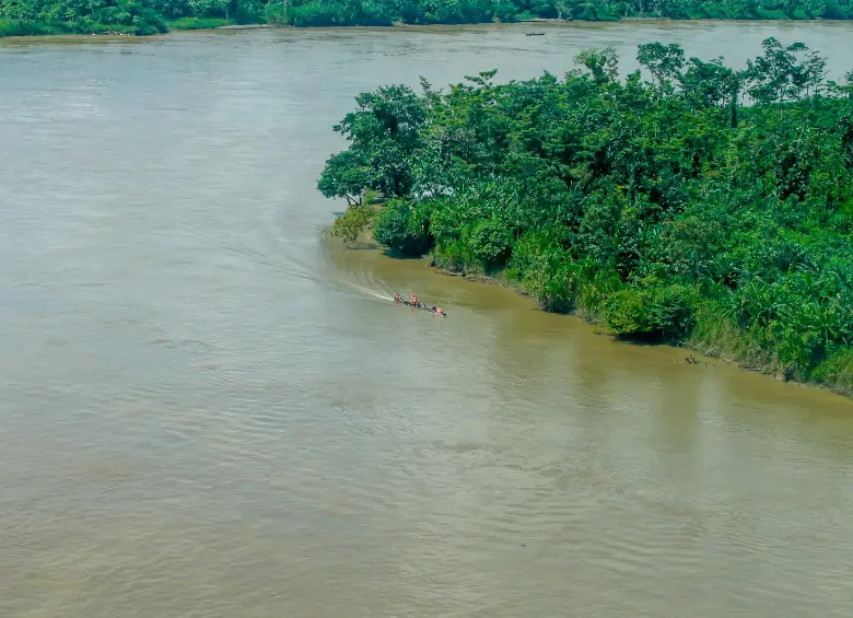 El río Atrato, declarado sujeto de derechos en 2016, es símbolo de vida y resistencia en el Chocó. FOTO Juan Antonio Sánchez