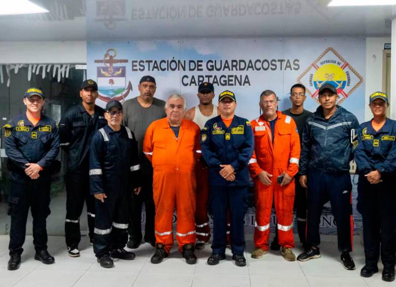 Las ocho personas rescatadas de la embarcación de carga en las costas de Cartagena. FOTO: Cortesía Armada