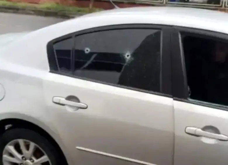 Así quedó el carro en el que se movilizaban los funcionarios de la cárcel, que dejó como víctimas al subdirector y al hijo del director. FOTO: Cortesía Noticias Caracol