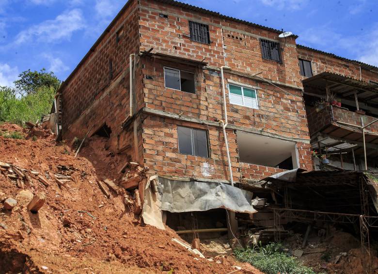 Según detalló la Alcaldía de Itagüí, el movimiento sigue activo. Vecinos se quejan de que las zonas de la parte baja siguen en riesgo de que caigan las pesadas casas. Foto: Andrés Camilo Suárez Echeverry