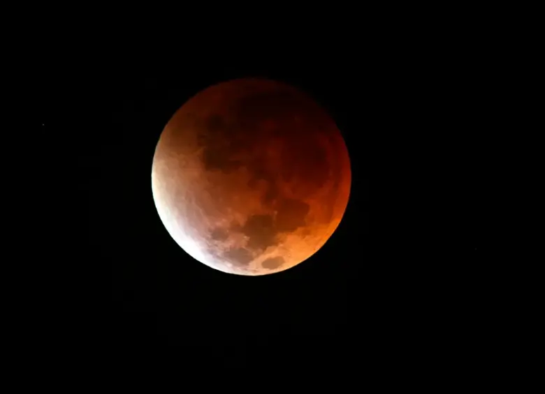 La ‘luna de sangre’ será visible en la madrugada del 14 de marzo, cuando la Tierra proyecte su sombra sobre la Luna, tiñéndola de un tono rojizo. FOTO: Juan Antonio Sánchez