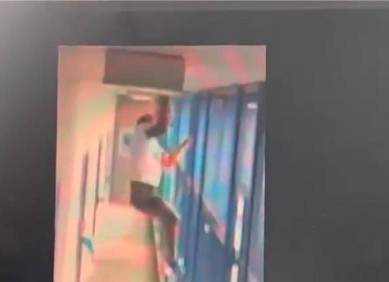 Alias Negro Ober destruyendo cámaras de seguridad en la cárcel de La Dorada. Foto: captura de video