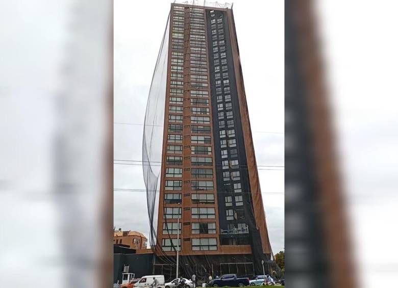 Ciudadano alertó sobre edificio con posibles fallas estructurales. Foto: Captura de video @ColombiaOscura