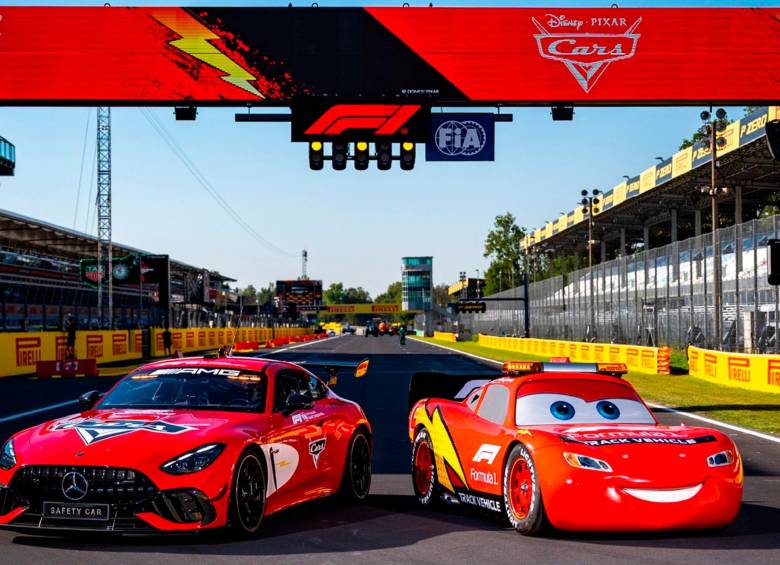 Rayo McQueen y el coche de seguridad de la Fórmula Uno en Monza. FOTO: X F1