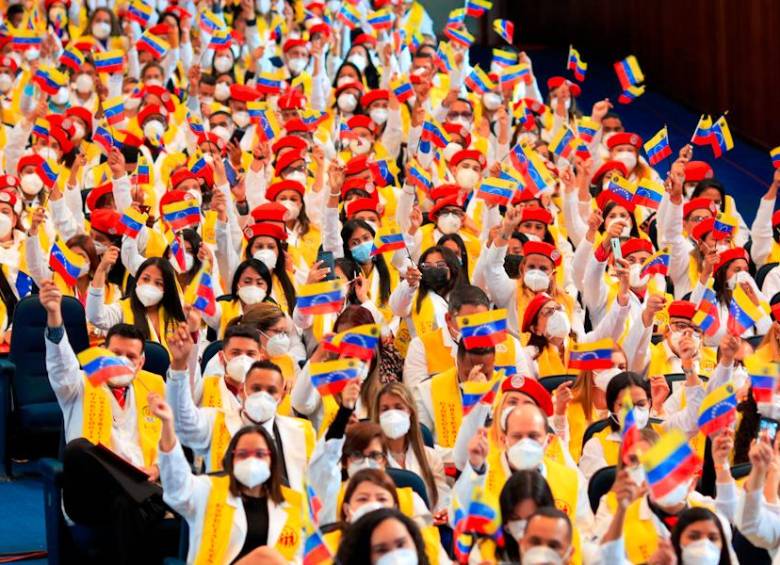Esta fue la promoción de Médicos Integrales Comunitarios que el régimen de Nicolás Maduro graduó en marzo de 2022. FOTO: Tomada de Twitter @PresidencialVen