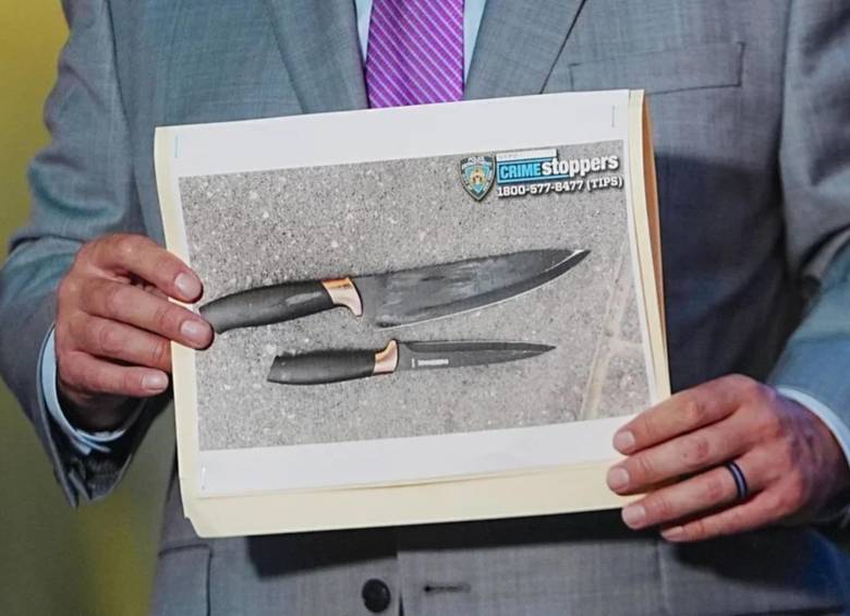Los cuchillos incautados por la policía con los que Pamela Cisneros apuñaló a dos personas, causando la muerte de Erin Piacenti, antes de ser abatida por los agentes. FOTO: Getty