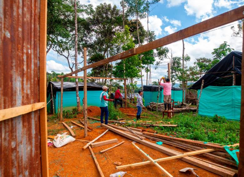 En el lote están construyendo casas de madera y plástico. En el lugar están viviendo más de 1.000 personas. Foto: Camilo Suárez. 