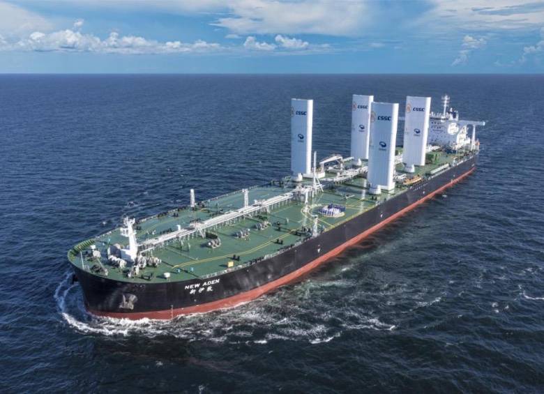 El barco está equipado con velas de fibra de carbono de alta tecnología, que aprovechan el viento como fuente de energía adicional, lo cual permite un ahorro de combustible de entre el 5% y el 8%. Foto: Cortesía