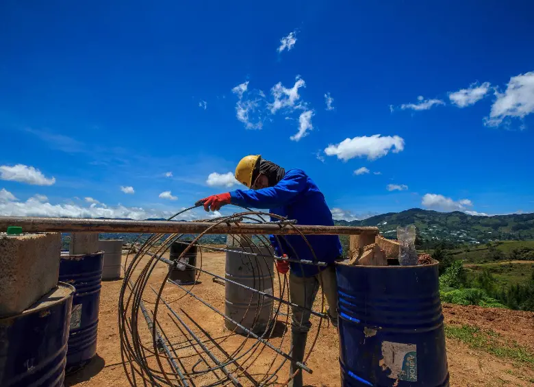 Las ocupaciones que más sumaron fueron obreros y empleados particulares (+1,8 p.p.), y trabajadores por cuenta propia (+0,9 p.p.). FOTO: Camilo Suárez